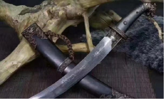 古代战场上为何西北少数民族喜欢弯刀,而中原喜用直刀