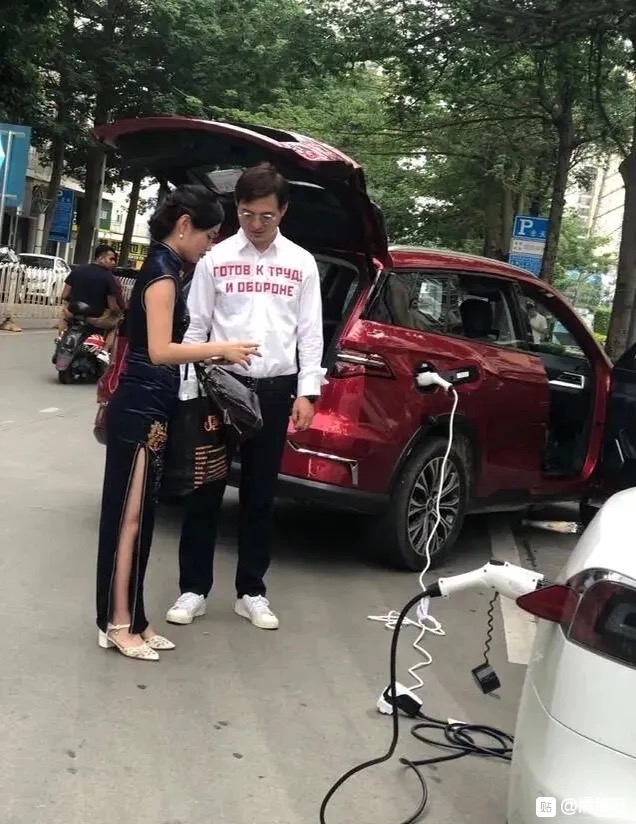 震惊!特斯拉旗袍美女车主路边无助哭泣