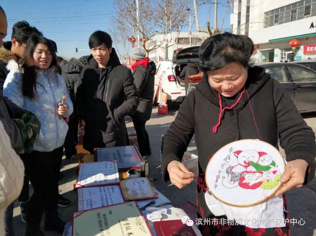 刺绣(绒绣)传承人牛国秀现场展示绒绣制作