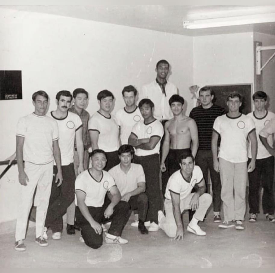 1967年,李小龙和伊鲁山度,李恺,贾巴尔等振藩国术馆弟子合影