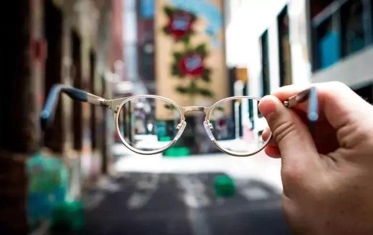 许多人对近视有一个误区,多数人认为近视只需要戴着眼镜就能一劳永逸