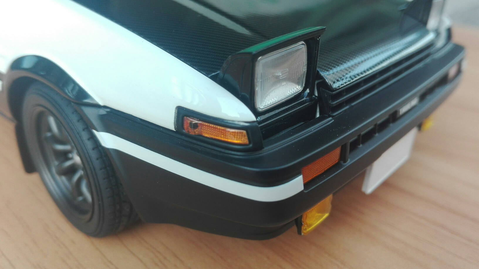 车牌需另购价格30块钱包邮,还不错,淘宝自行搜索:1:18 ae86 车牌 值得