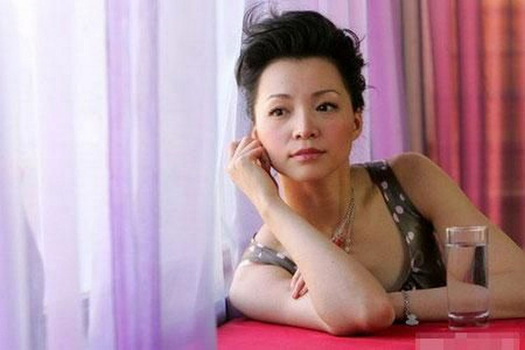 龙洋春晚出圈后董卿被热议,董卿在主持之外,确实有被诟病的地方