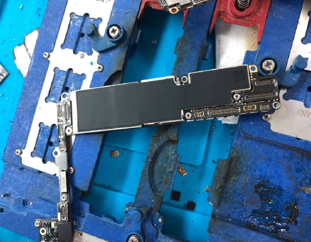 iphone8p手机扩容翻车遭遇垃圾板底导致无法开机这下赔大了