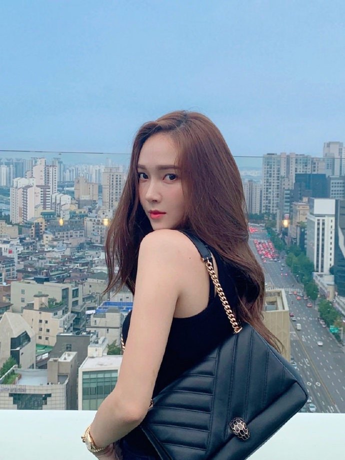 穿背心也好看?jessica 郑秀妍 lrb 晒"私服搭配"成为话题