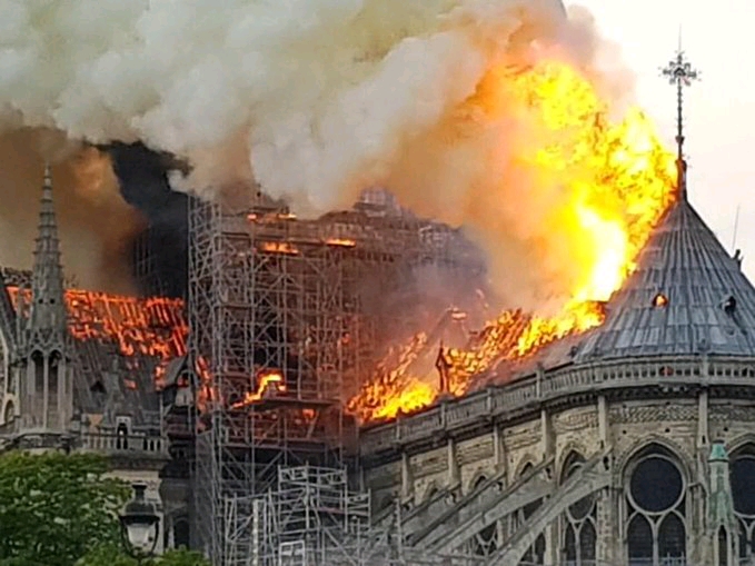 高塔已经拦腰折断了…… 当地时间15日下午6点50左右,法国巴黎圣母院