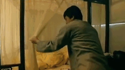 墙壁其实也是可拉动的暗门, 巧妙地将之拉开,终于来到成龙大哥的卧室