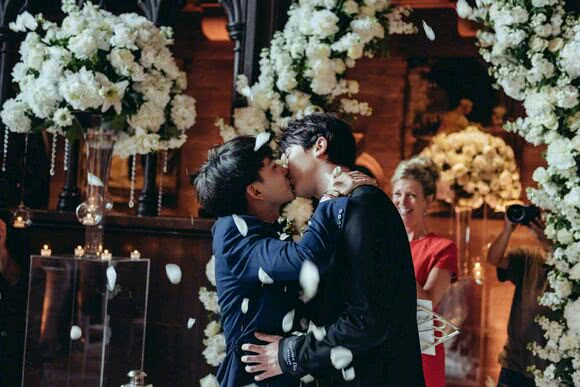 沈肯尼沈煜伦夫夫结婚,浪漫的古堡婚礼见证爱情,两个人感动流泪