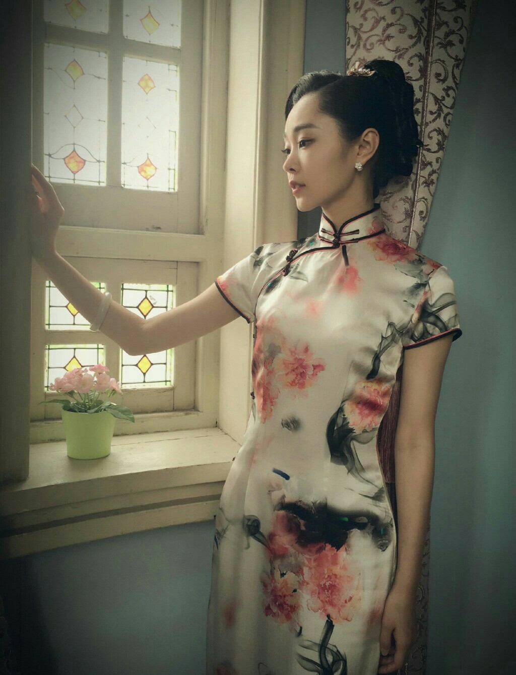 水墨染就的旗袍颇具中国风的含蓄美