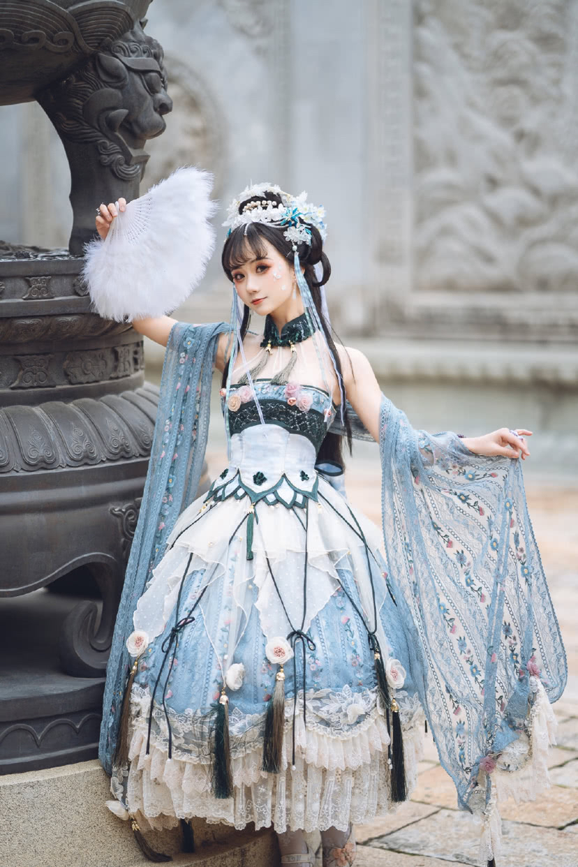 cosplay:lolita天蓝色连衣裙清贵优雅,还特别收腰!