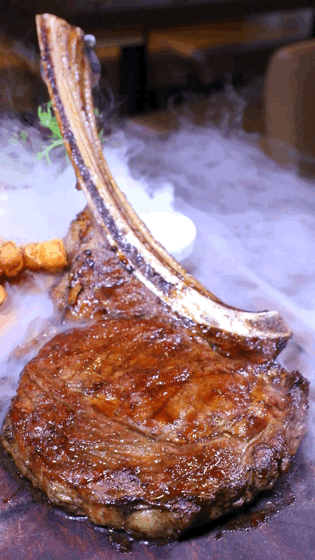 这不,我的酒肉朋友说带我去吃肉,中山四路有家餐厅的战斧牛扒很棒,一
