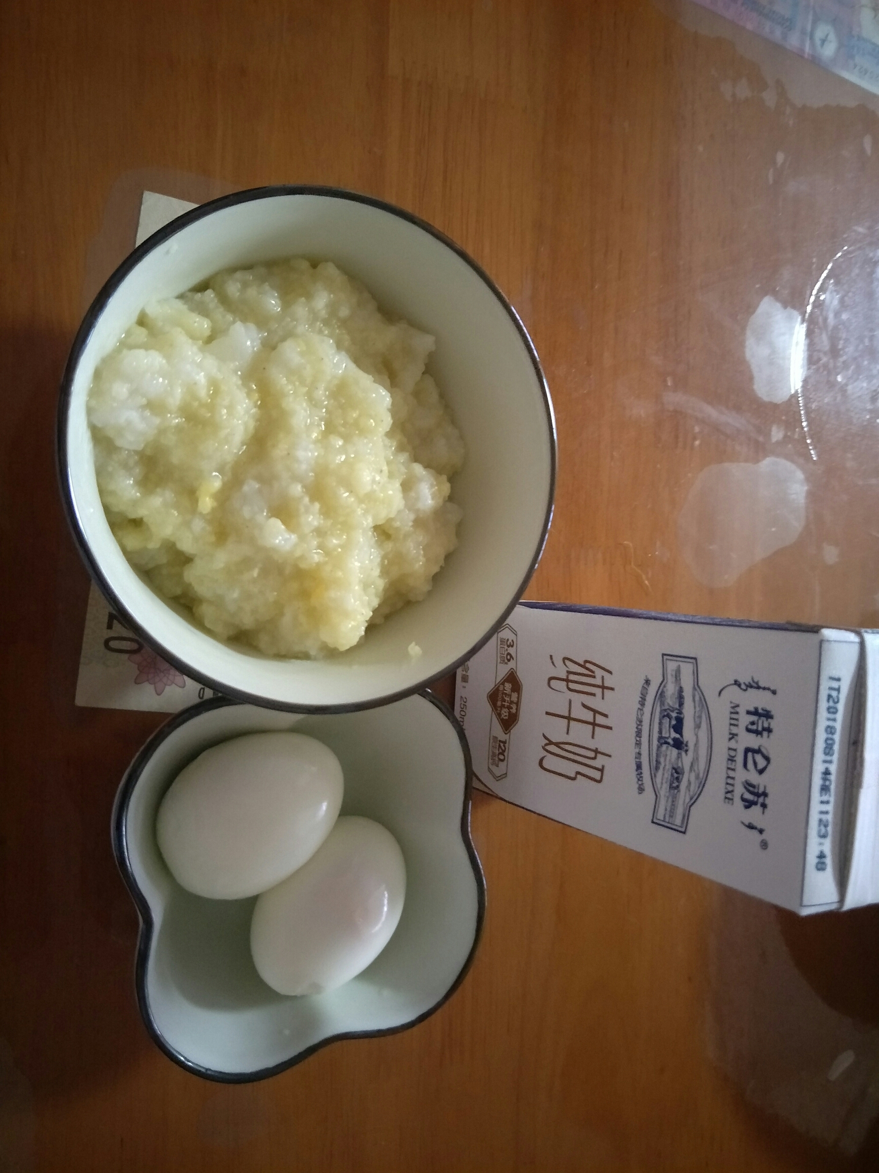 打卡~ 早餐:两颗水煮蛋 纯牛奶 小半碗小米粥