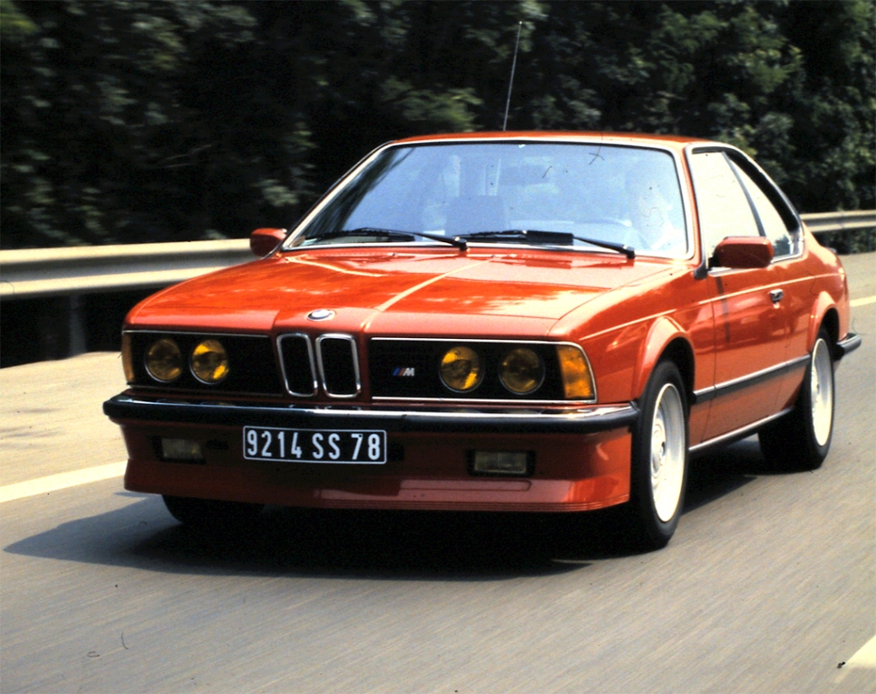 驾驶bmw m635csi 1984款拉着孔雀舞去参加迪拜到突尼斯经典车拉力赛
