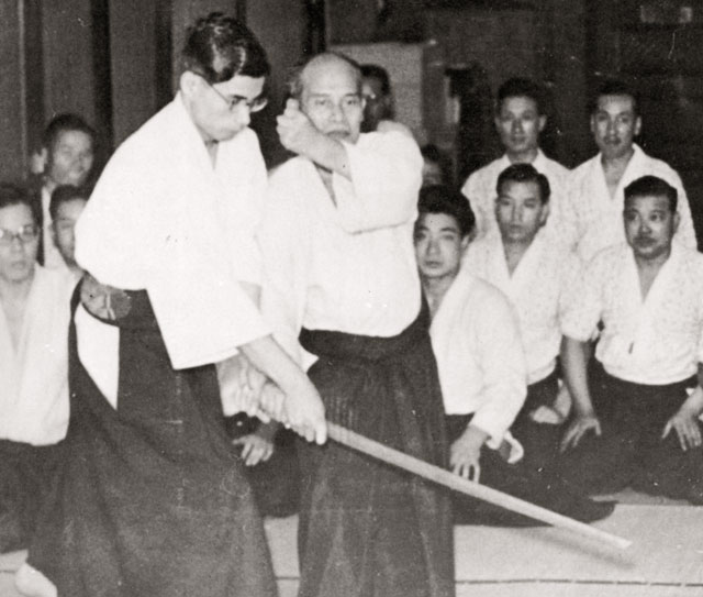 1932年(昭和7年,植芝盛平49岁),著名剑术大师中山博道(nakayama haku