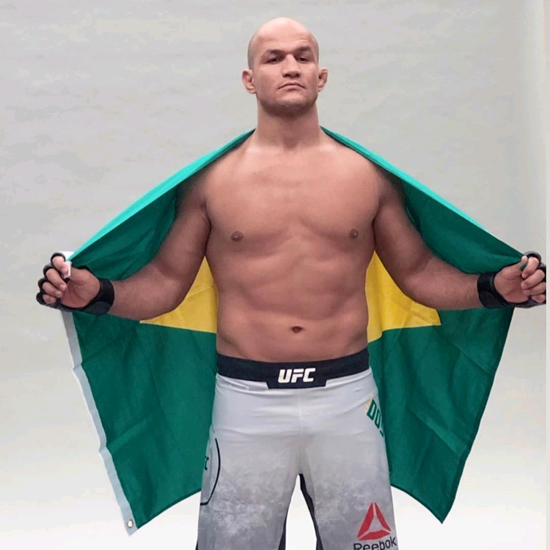 ufc前重量级冠军小菊朱尼尔多斯桑托斯ins照片自取