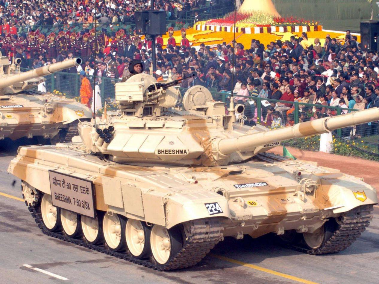 于是紧急采取了相关措施,将大批包括t90坦克和bmp2步兵战车的装甲部队