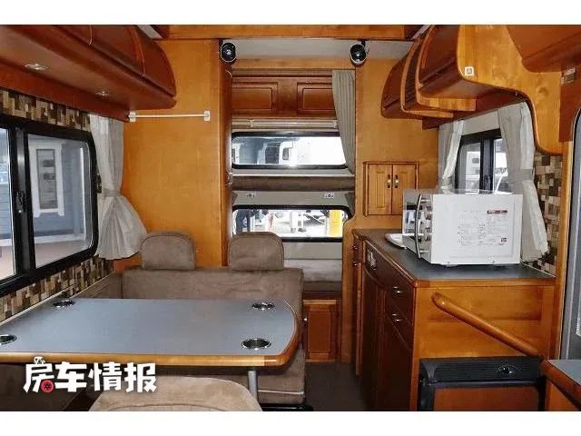日产平头轻卡房车,长度仅4.8米7座设计,能放3张床为啥