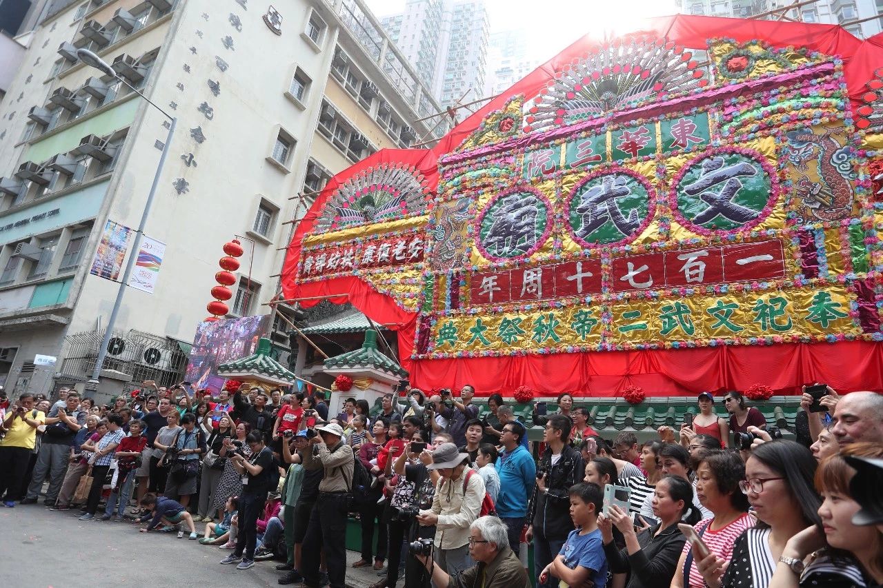 这块五彩的花牌,见证了香港由小渔村到大都会的几十年历程