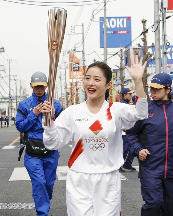 你们老婆石原里美第一次作为奥运会火炬传递形象大使,结果东京奥运会