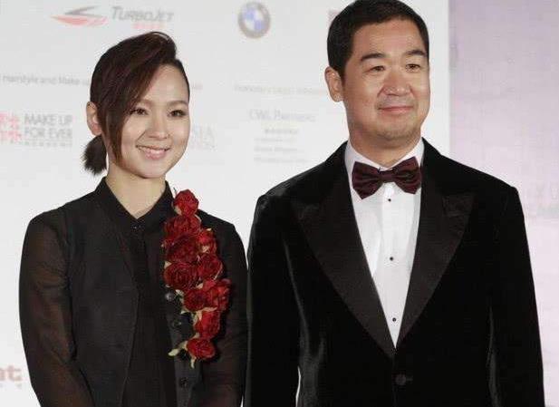 离婚后张默就和张国立一起生活,之后张国立和现在的第二任妻子邓婕