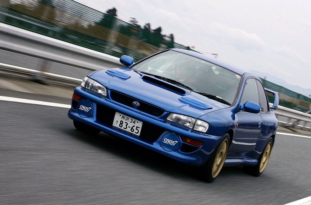 杰大锤驾驶斯巴鲁 impreza wrx sti 22b拉着夏美可可去台湾大战藤原
