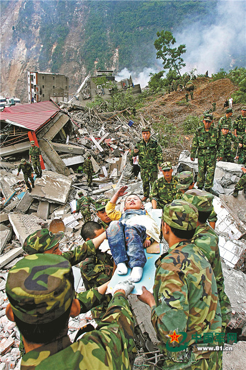 2008年5月12日,四川汶川特大地震发生后,解放军和武警部队官兵全力