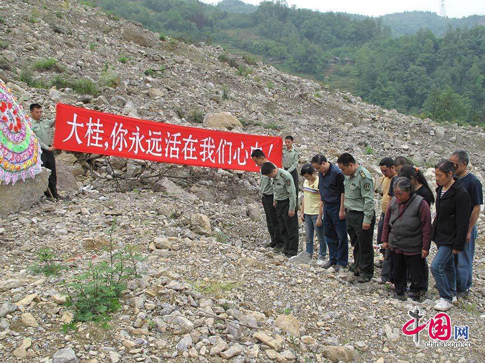 这位年轻的女教师,她在汶川地震中舍身救学生而英勇牺牲,缅怀!