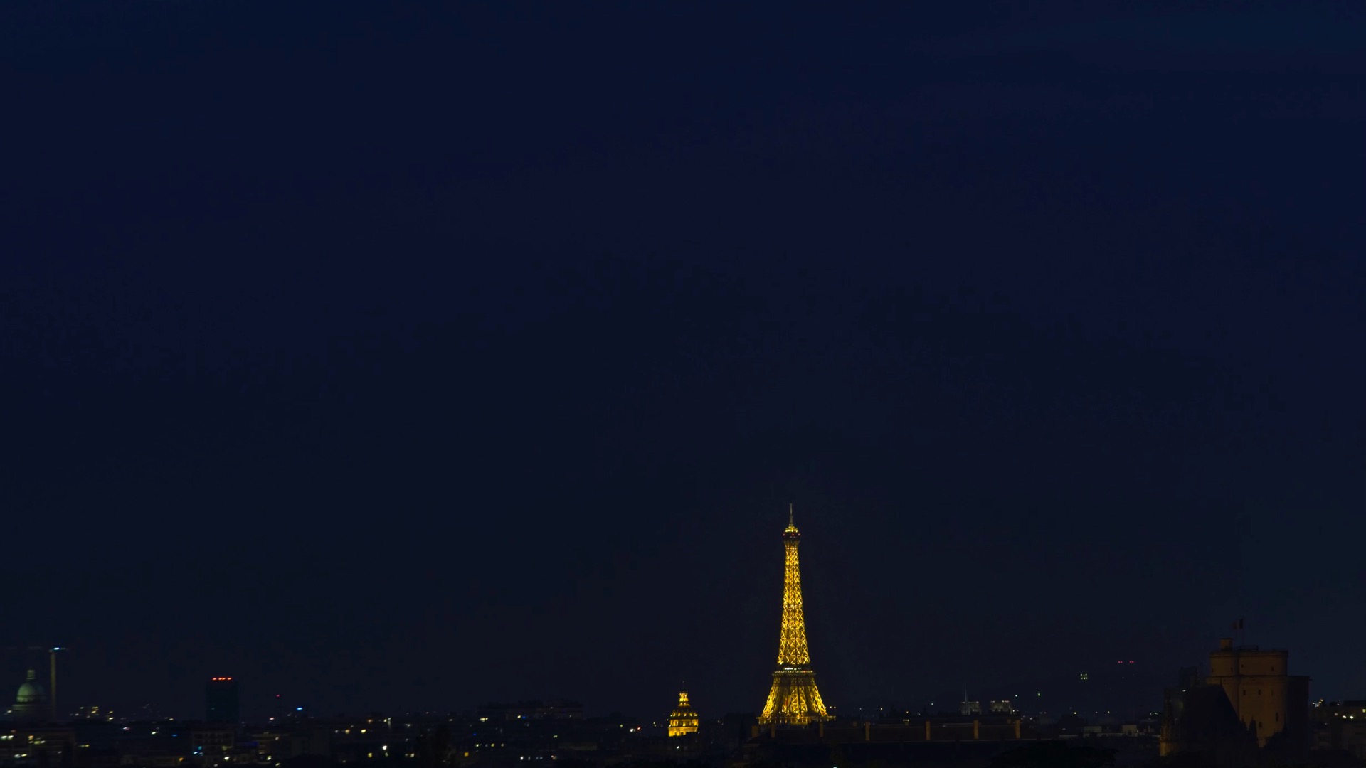 小编分享埃菲尔铁塔风景壁纸给大家,风景如画的神秘巴黎,温柔而又典雅