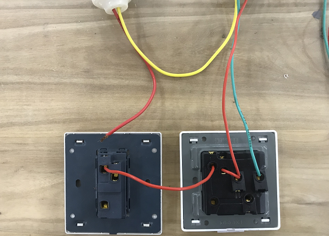 电工知识:一开五孔配个单联双控开关怎么接线?
