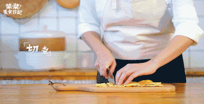 煮熟的白菜放入盘底,撒上火腿粒,腊五花肉,冬笋,蘑菇,蛋饼条,鲜虾依次