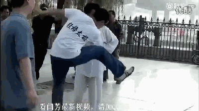 女子地铁打太极,竟然是回家作业?