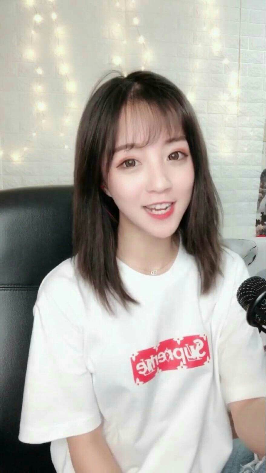 (图为抖音网红"莉哥"人称三万莉)