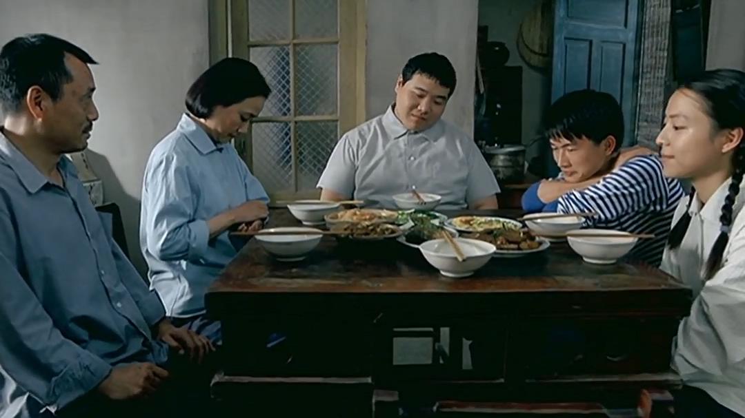 电影《孔雀》:家里的每一个孩子都需要关爱,不只是最特殊的那个