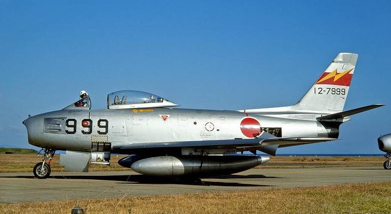 战后第一代喷气式战斗机f-86战斗机 f-100超级佩刀战斗机(1949年研制