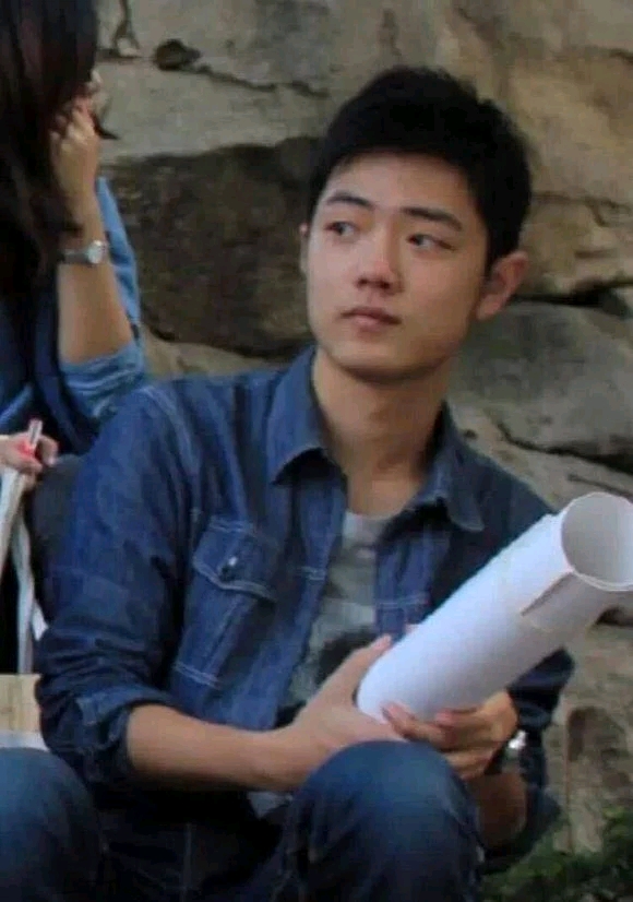 但是你看下以前的肖战,也是帅气的路人,本着妈妈粉似的心疼,还是希望