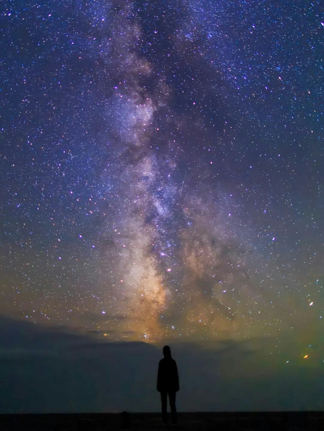 仰望星空,或是鸟瞰星空下的城市, 无论怎么看,星空总是美的.