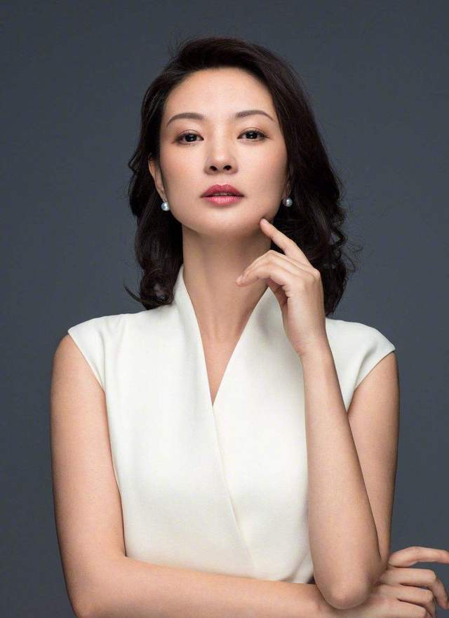 可见,刘芳菲现在的工作重心则是向公益方面倾斜,生活也算过得滋润