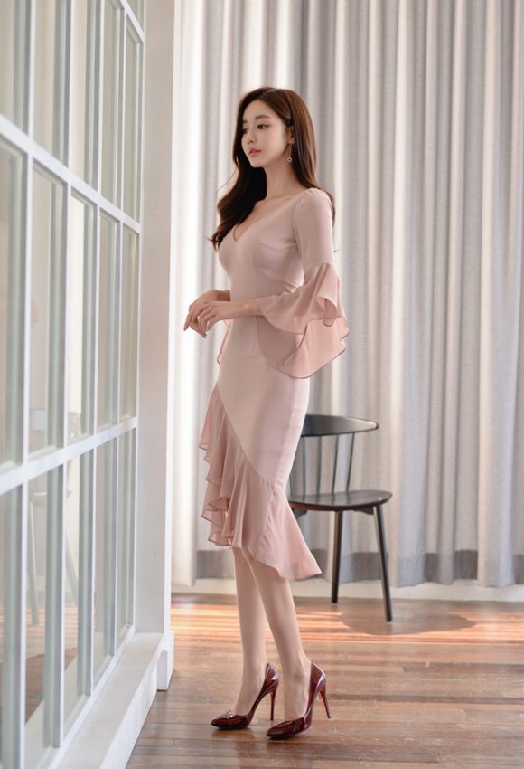 孙允珠写真:落日情迷芋茶色人鱼斜衩礼裙