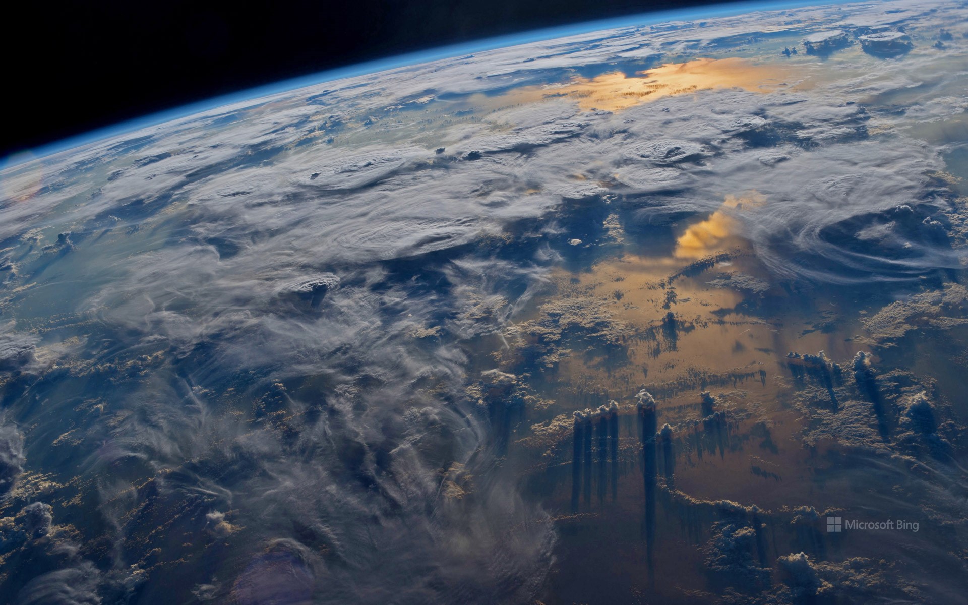 必应壁纸 20210412 俯瞰地球 在国际空间站俯瞰地球 来源: 必应壁纸4k