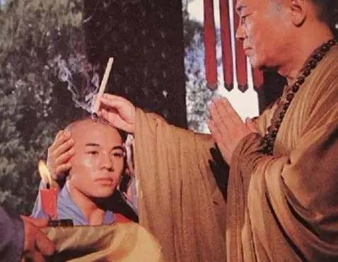 在中国古代,和尚头上为什么有戒疤?戒疤:黑锅我不背