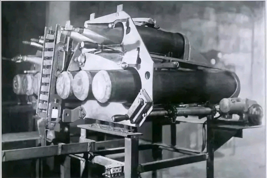 自动输弹机(两名装填手从弹药架上分别取出弹头和药包安置在装弹机