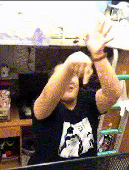 好搞笑的gif图图:大爷你为何这么优秀,还拿着望远镜看