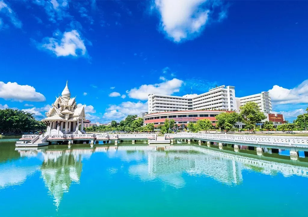 (naresuan university) 前身为诗纳卡宁威洛大学彭世洛校区 校园里有