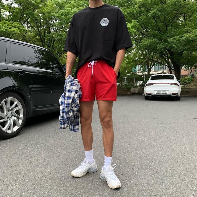 男生"夏日穿搭"颜色怎么搭才帅气?这4套衣服给你灵感