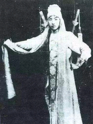 子,李云亭), 小生泰斗(王兴博), 贫生大王(靖正恭),坤伶皇后(苏蕊娥)
