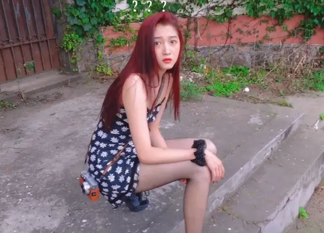 关晓彤国庆小长假到海边游玩因为行走了一天的时间而将丝袜蹭破了