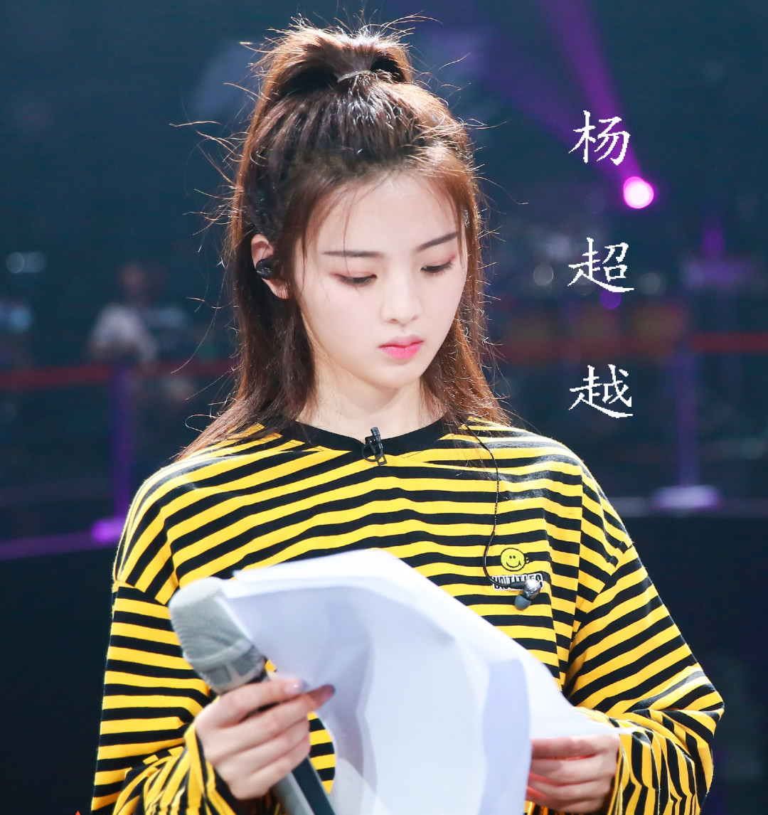 组图:杨超越穿粉色套装娴静优雅 扎丸子头显活泼浪漫_高清图集