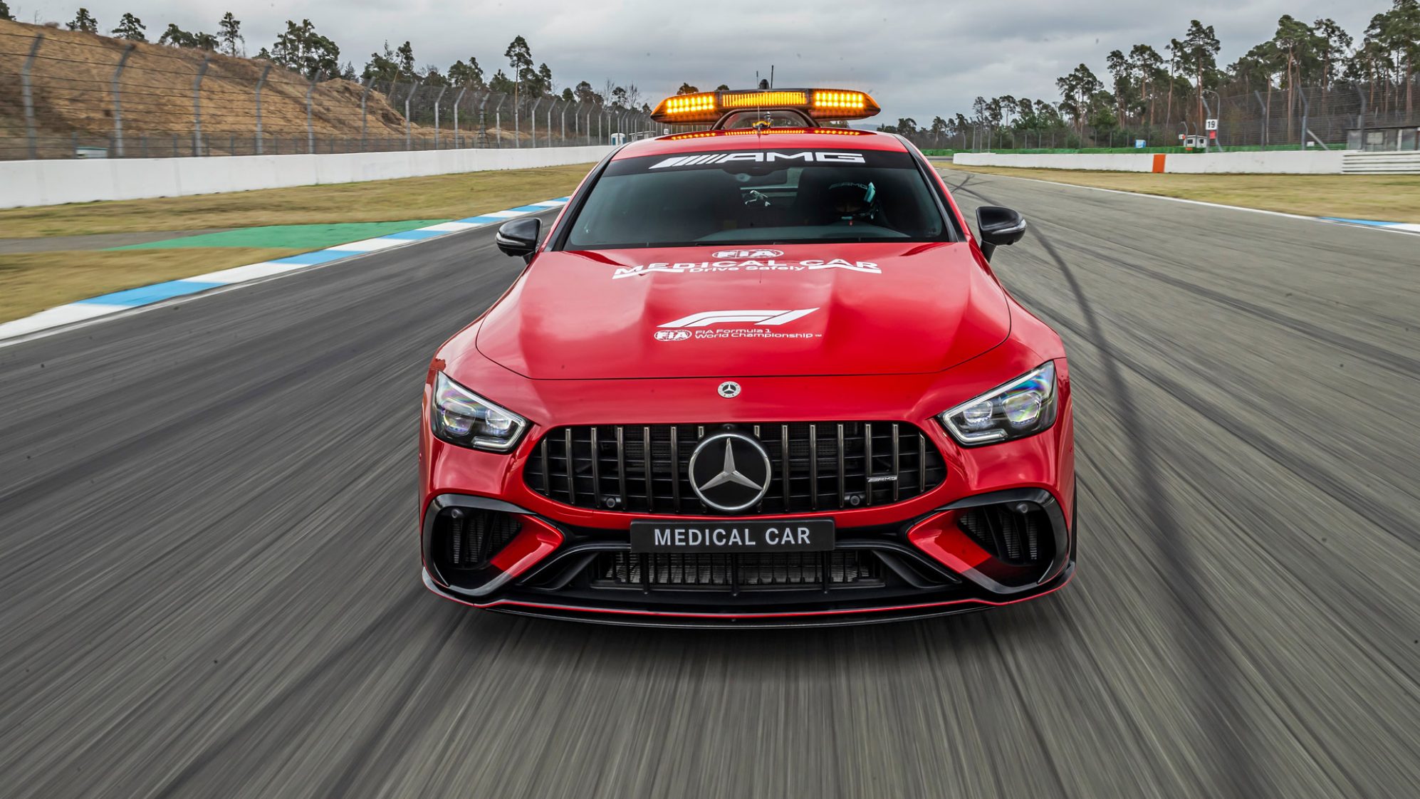 2022年f1奔驰安全车与阿斯顿马丁安全车图片