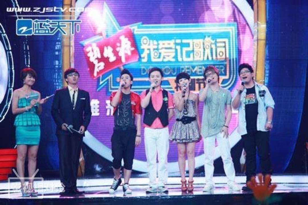 特别节目将以《我爱记歌词》为节目框架,分别上演《中国好声音》