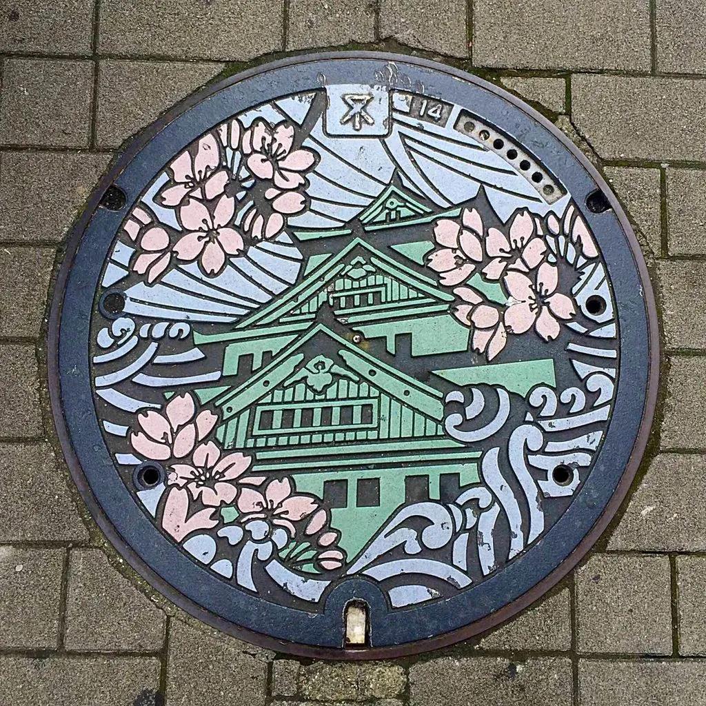 1- 富士市的井盖画巧妙地将 樱花和和湖水都融入了图案中 -2- 每年